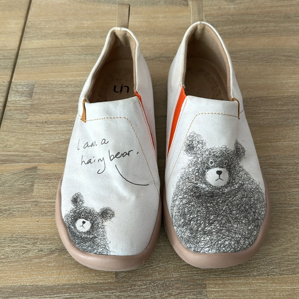 UIN unmatching paint design shoe! Size 6.5
